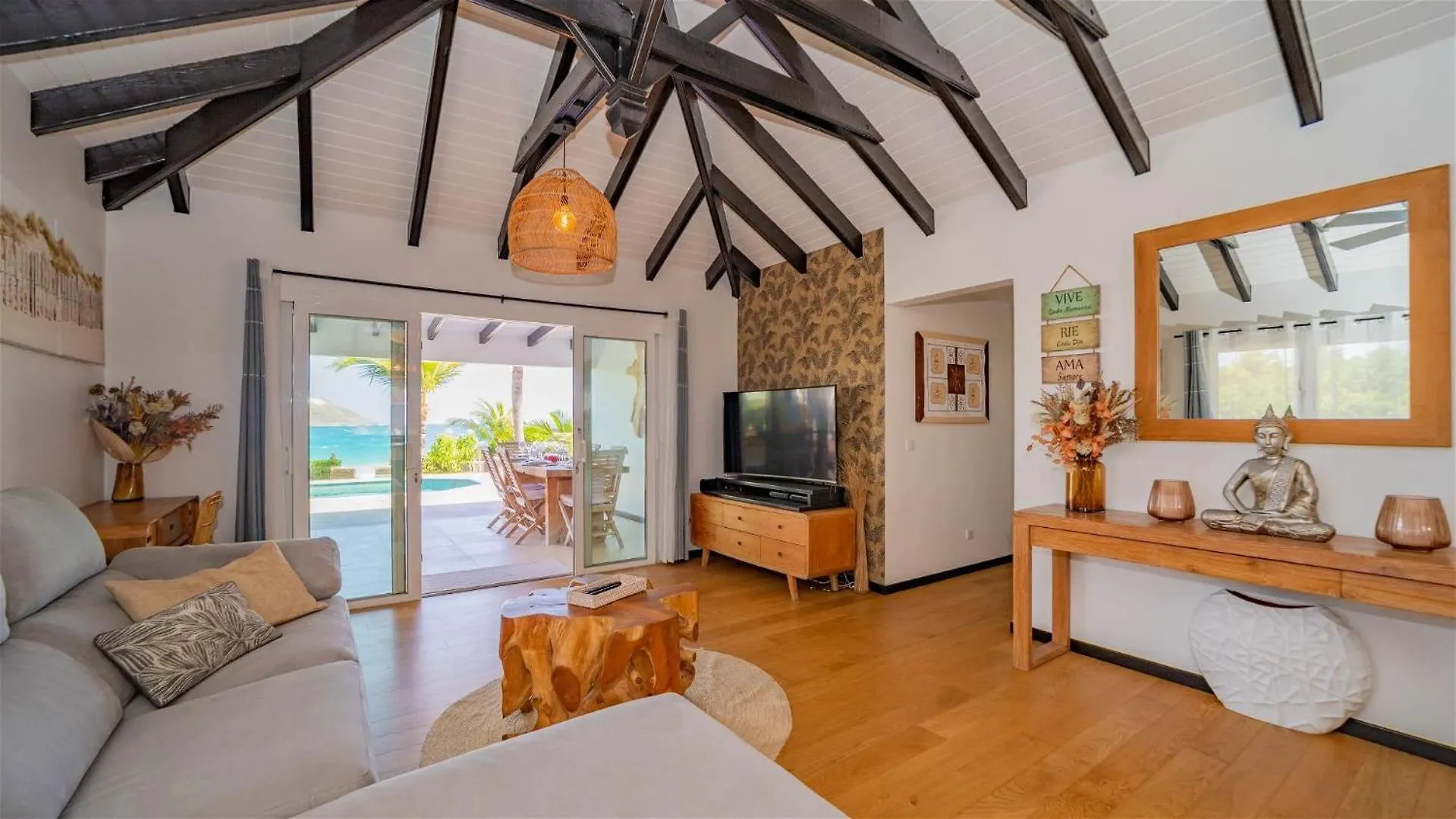 3BR Charming Seaside Villa With Private Pool غوستافي