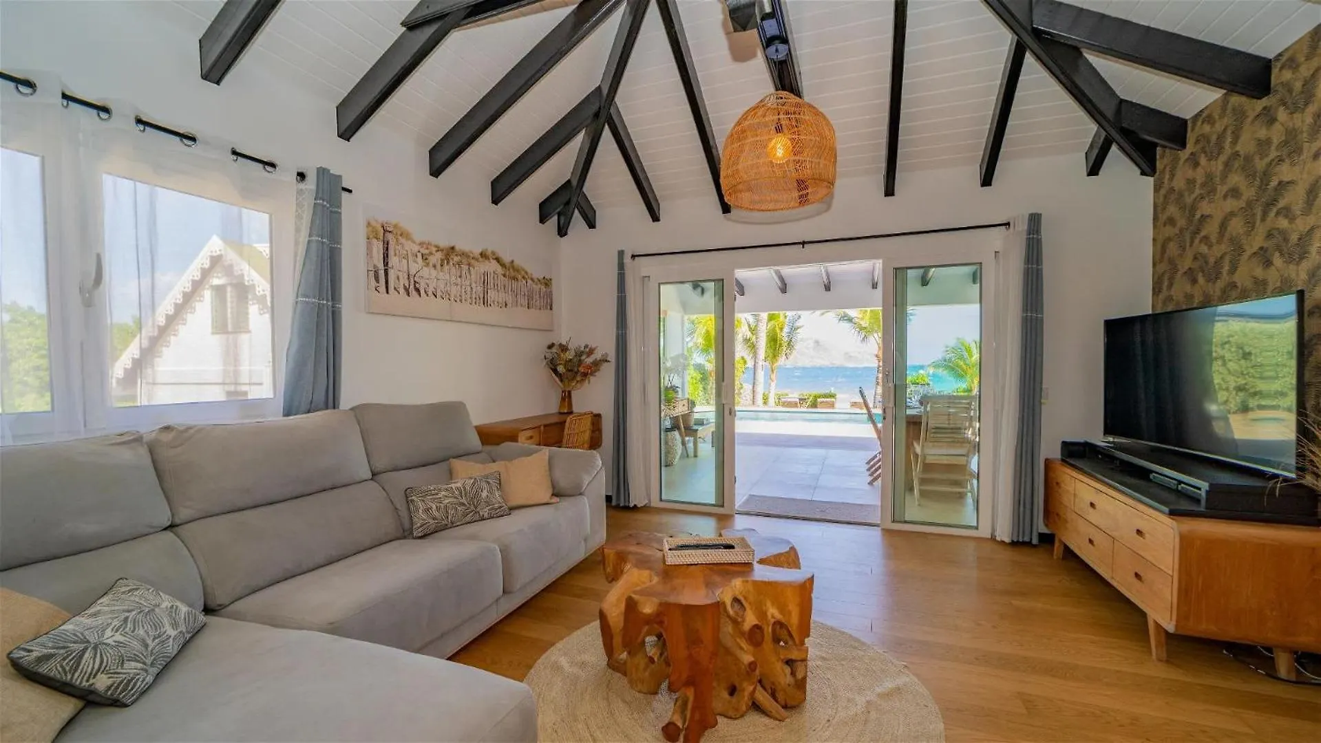 3BR Charming Seaside Villa With Private Pool غوستافي