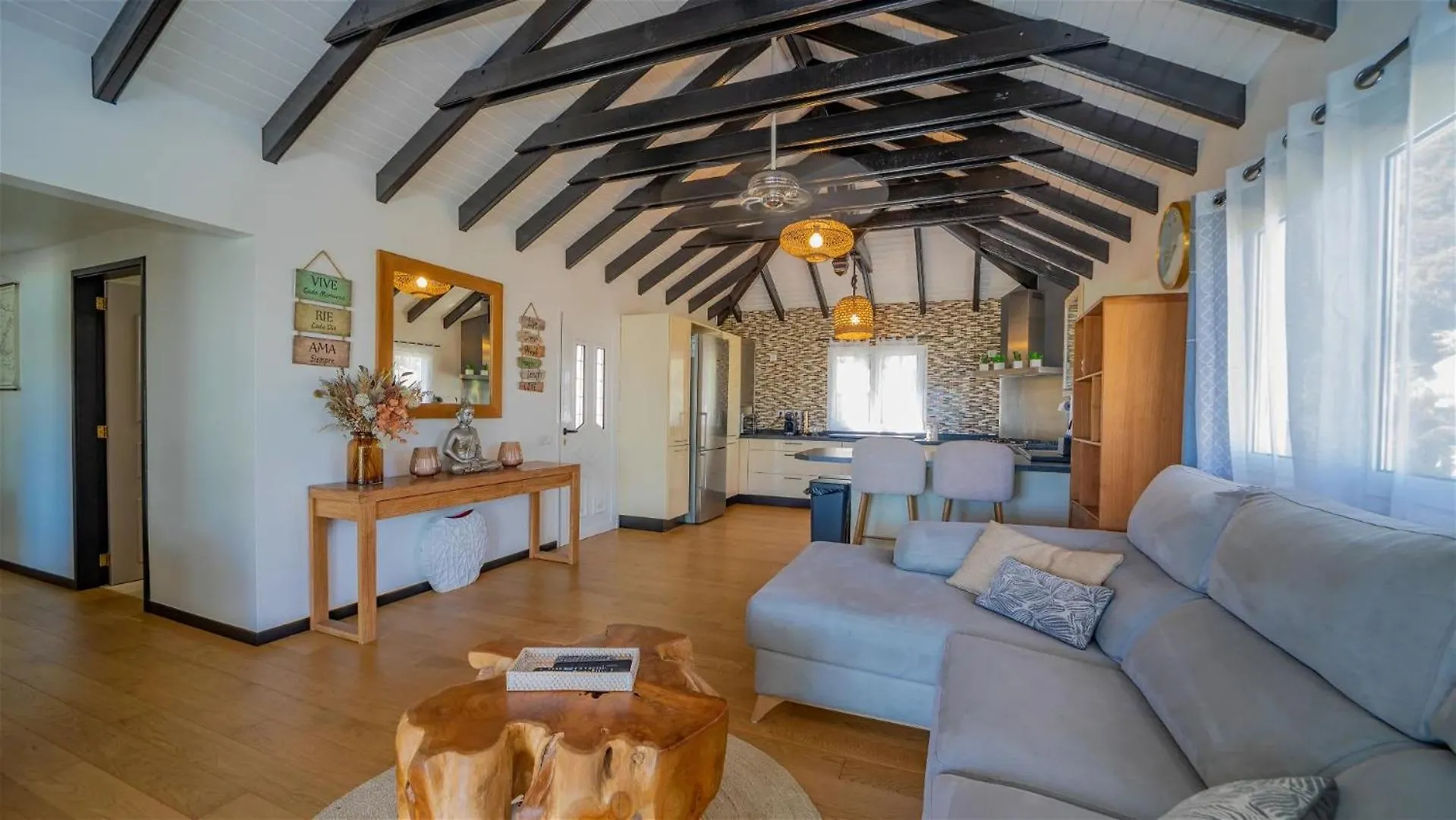 3BR Charming Seaside Villa With Private Pool غوستافي
