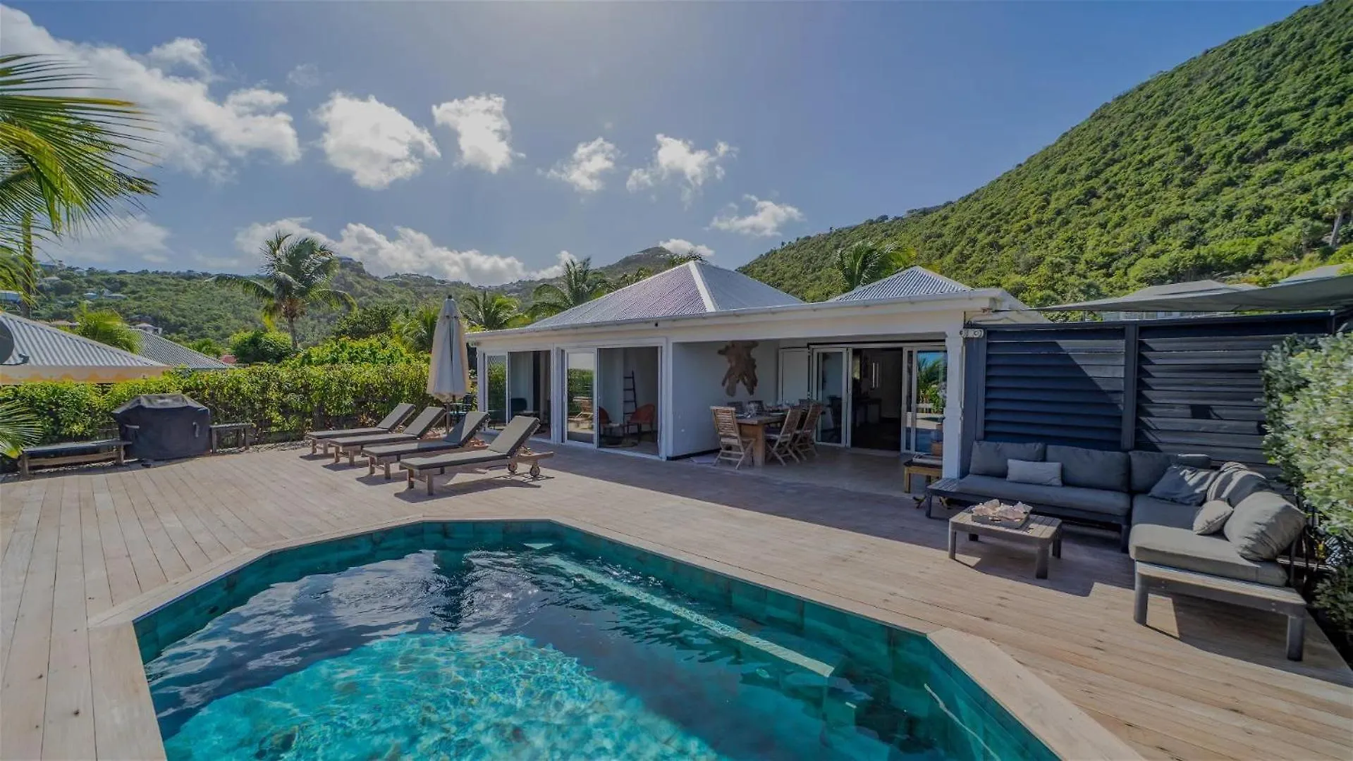 3BR Charming Seaside Villa With Private Pool غوستافي